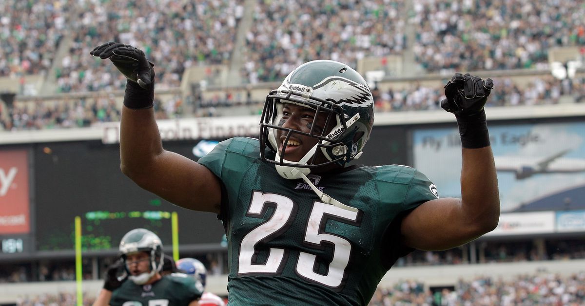 EliotShorrParks's tweet photo. Miles Sanders with the LeSean McCoy celebration after his 10th TD of the season -- first Eagles running back to do that since McCoy https://t.co/0xuQPHGqKR
