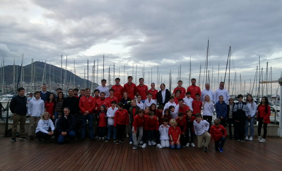 RCMARSC's tweet photo. ⛵️🎄El Trofeo Navidad-St. George’s British International School Bilbao se decidió en el Abra con los resultados de la primera jornada.
¡Os dejamos la imagen anual de los regatistas de vela ligera! 🙌🏼
¡Enhorabuena a todos! 👏🏼
#RCMARSC
#TrofeoNavidad https://t.co/JkHLYqkmMJ