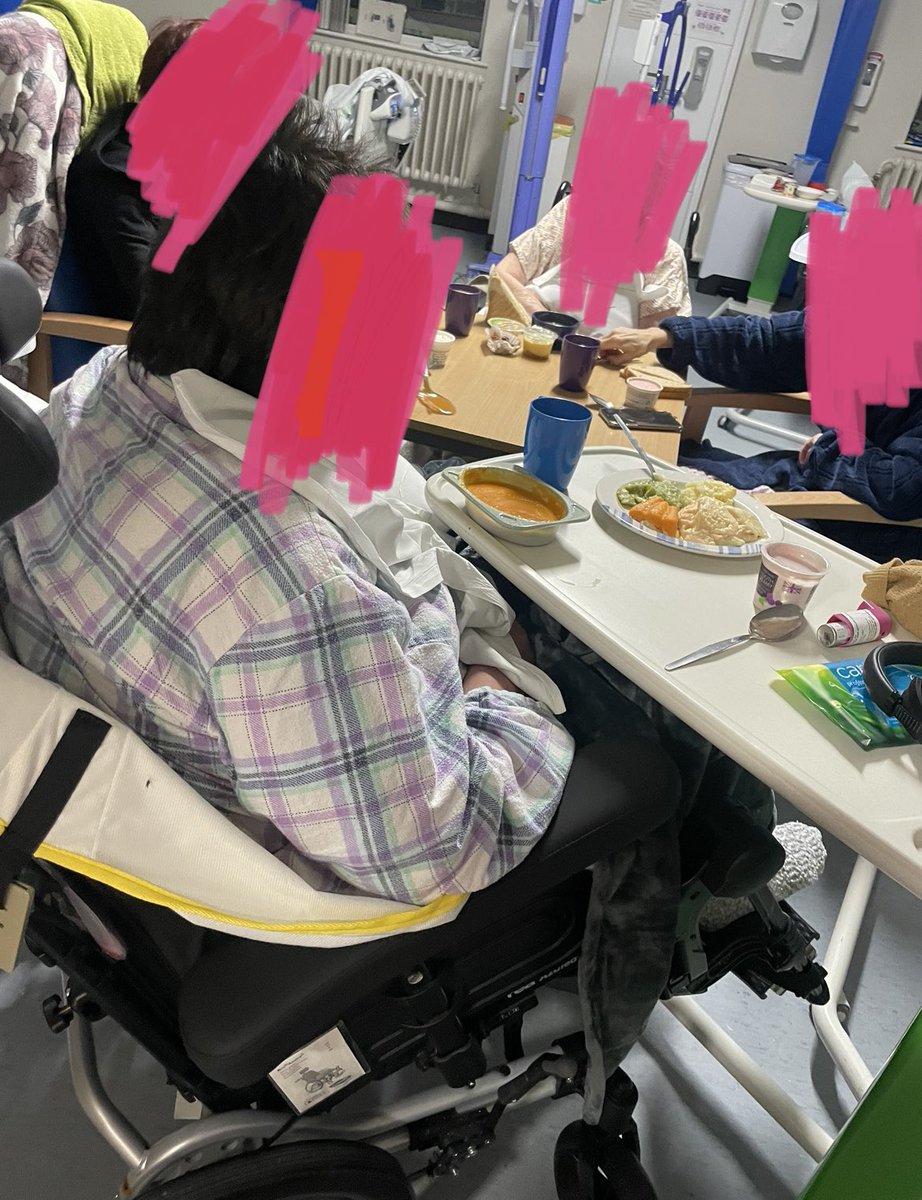 bethanyyscholes's tweet photo. One of my ladies told me ‘its boring’ in hosp. So i got all my ladies out who could in the bay put them round a table together to make rice crispy cakes. We then decided to eat tea together and watch the grinch 🎄🎅🏽 https://t.co/CdsTZWPUcv