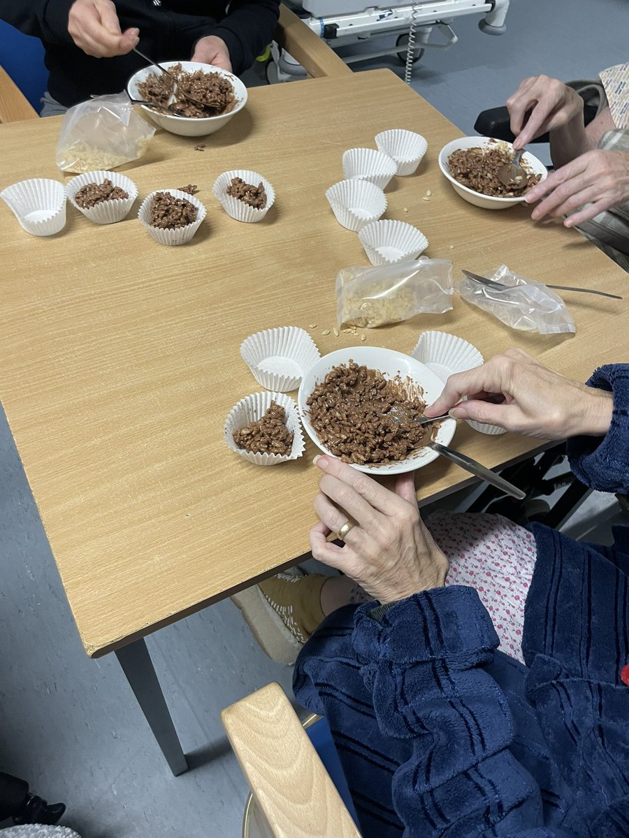 bethanyyscholes's tweet photo. One of my ladies told me ‘its boring’ in hosp. So i got all my ladies out who could in the bay put them round a table together to make rice crispy cakes. We then decided to eat tea together and watch the grinch 🎄🎅🏽 https://t.co/CdsTZWPUcv