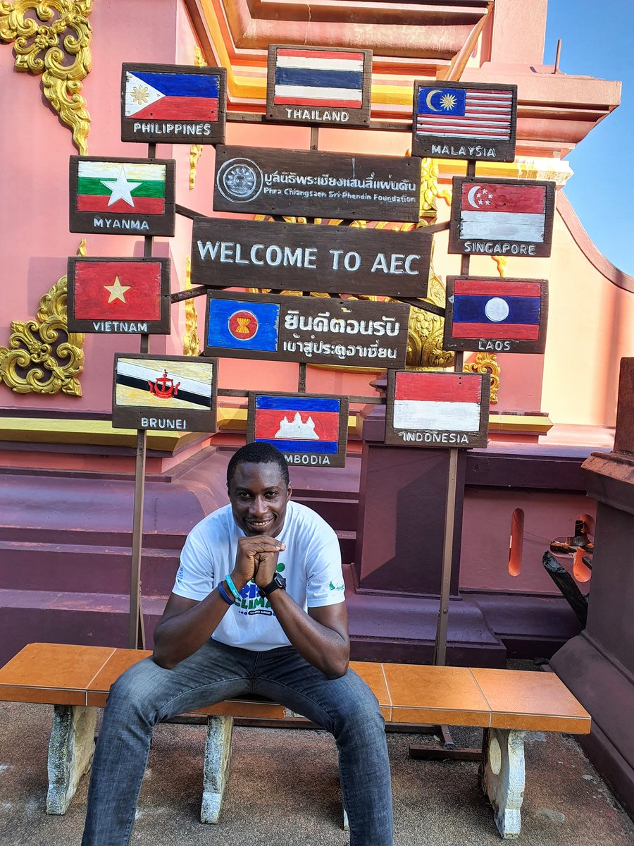 chibeze1's tweet photo. The Golden Triangle is the area where the borders of #Thailand, #Laos, and #Myanmar meet at the confluence of the #Ruak and #Mekong rivers. It refers to the border regions between Thailand, Burma and Laos and when gold was used by Chinese traders to pay for opium grown there. https://t.co/gco0CyTlqM