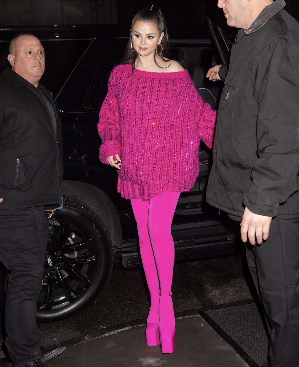 Who says a festive party look has to be red or green? Certainly not Selena Gomez in head-to-toe Valentino. vogue.cm/j1NOeqx