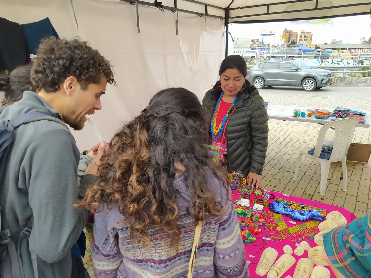 CensatAguaViva's tweet photo. #Convite2022 🌎 Tatiana se compró unos aretes traídos directamente desde Putumayo, por mujeres del colectivo Kusikuy.

🇨🇴 Ven y conoce a estas mujeres que cuidan la vida y el territorio en el Convite de las alternativas... De paso, compra tus regalos de navidad 🎁 https://t.co/iMDFkS0cWl