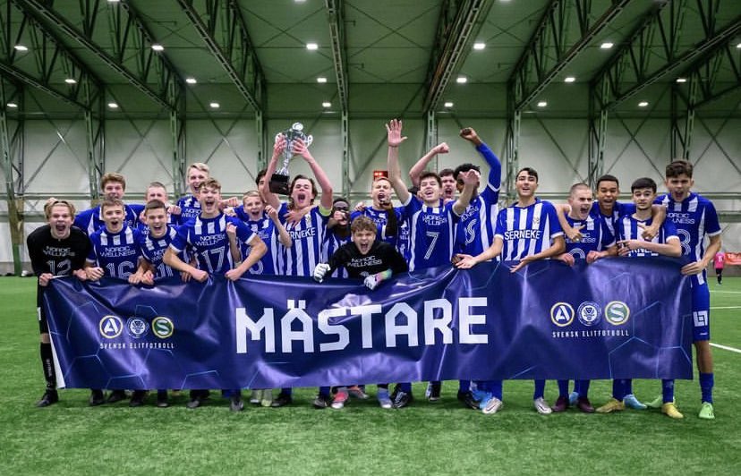 Oavsett lag (!) så ser jag trenden att dagens generation spelare hellre lyfter fram sig själv o vänder på tröjan än att visa klubbmärket på bröstet. Konkret bevis är dagens färska bild. Kalla mig gammal gubbe om ni vill :) men jag förstår inte grejen.