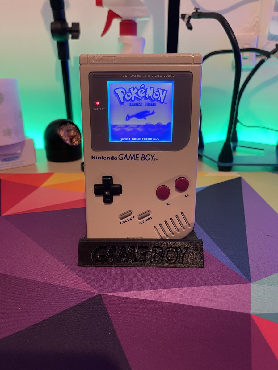 L1m3t1g3r's tweet photo. I just added backlight to my DMG! 
I also included a bivert chip to improve contrast. 
It’s a bit difficult to install, but I finally learned to do it successfully 😸 https://t.co/pglh2fbsG6