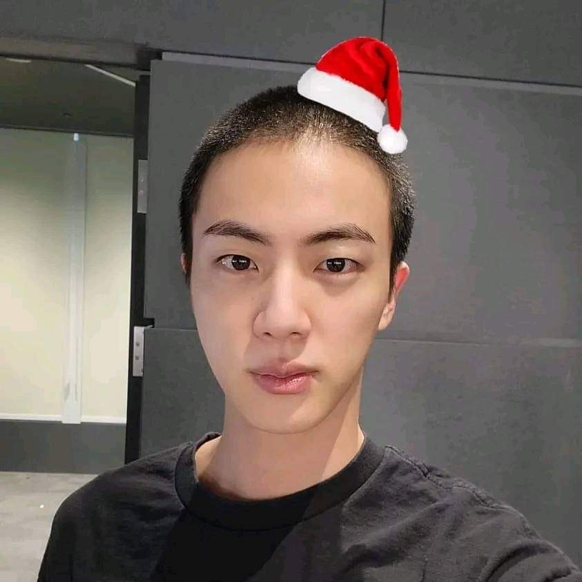 minamhopekook's tweet image. ✨ Hilo de fotos de la misma foto de SeokJin calvo para poner en tu foto de perfil porque solamente nos queda reírnos para evadir el dolor ✨