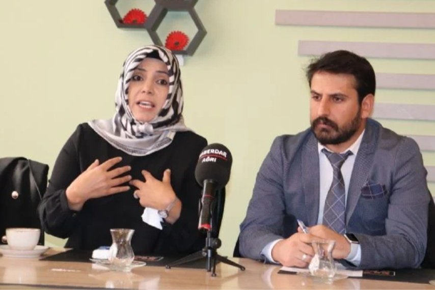 Ağrı İşkur İl Müdürü Gıyas Güven'in eşi: "Eşim bugüne kadar hiçbir bayanla hiç kimse iddia edemez ki odasında tek görüşmemiştir.Her zaman yanında bir personel bulundurmuş ve kapı sürekli açık kalmıştır"
Oda da değil zaten lüks arabada yaptı,o işi kocanın k*çını milyonlar gördü.🤮