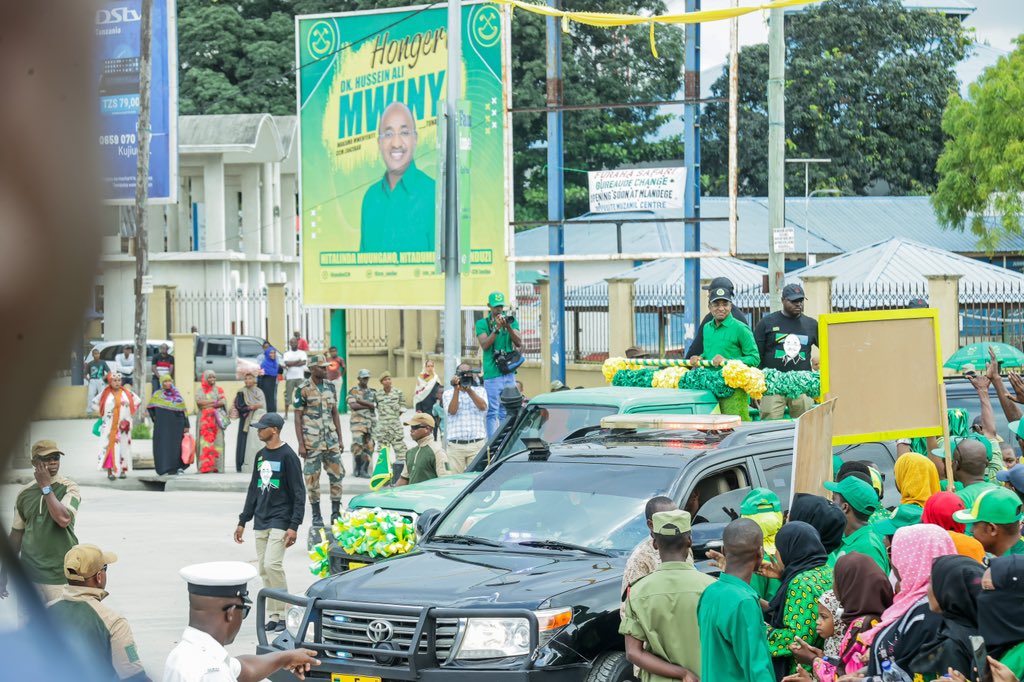 Makamu Mwenyekiti wa CCM Zanzibar, Rais Dk. Hussein Ali Mwinyi, akiwapungia mkono wananchi wakati wa mapokezi yake baada ya kuchaguliwa kuwa mkmu Mwenyekiti wa CCM.