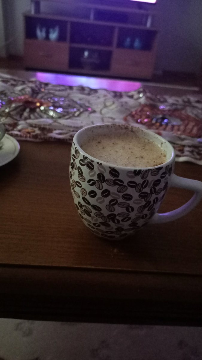 SvmKuzu's tweet photo. Kimsenin kimseyi kaybettiği yok aslında,Giden başkasını bulur,kalan kendini.Gelenin gideni arattığıda gideni çok abartıyoruz.🍀🍁🍂
#pazar #hikaye #hüzün #yağmur #salep #tarçın #tevafuk #hüzünyağar #evdekeyif #soğuk 
#aralık #kış
 #kahve #Sunday https://t.co/a6WAXz1hrH
