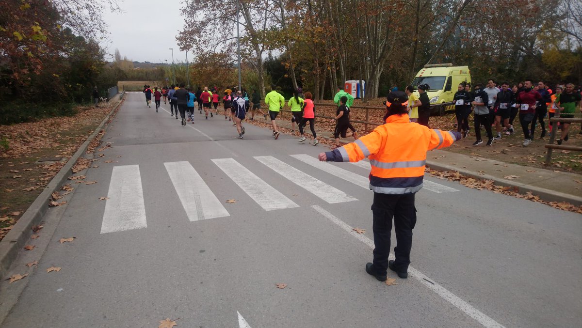 emergenciescat's tweet photo. El voluntariat de #Protecciócivil de Santa Eulàlia de Ronçana @ajsantaeulalia ha participat aquest cap de setmana al dispositiu preventiu de la prova esportiva "La Contracorrent" i a la Fira de Nadal https://t.co/D8YrTYU4V6
