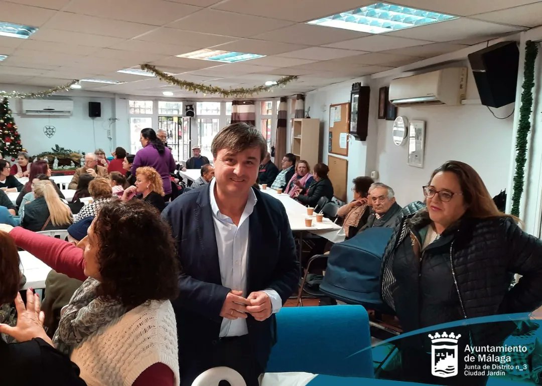 Distrito3malaga's tweet photo. 📌La "Asociación de Mayores Coronado"de Ciudad Jardín celebró una chocolatada navideña amenizada por el grupo "A Compás"🎼💃 a la que acudieron numerosos vecinos junto con nuestro  concejal de distrito @AvelinoPP y la jefa de distrito @julia_mlg021 .
🌲💫💃🎵💫
@Distrito3malaga https://t.co/eBrv7jK6jr