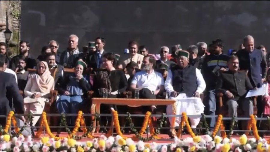 INCIndia's tweet photo. आज हिमाचल के CM सुखविंदर सिंह सुक्खू जी का शपथ ग्रहण समारोह था।

सुखविंदर जी अपनी मां को स्टेज पर लेकर आए, राहुल गांधी जी से मिलवाया और स्टेज से नीचे ले जाने लगे।

राहुल जी ने तुरंत उन्हें रोका, मां के लिए स्टेज पर ही कुर्सी लगवाई, फिर मां ने करीब से अपने लाडले को शपथ लेते देखा। https://t.co/3rvMCsg095