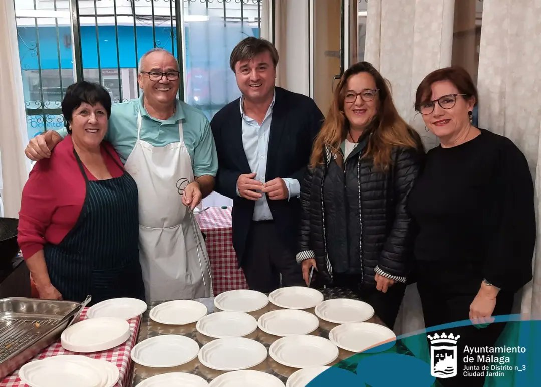 📌La "Asociación de Mayores Coronado"de Ciudad Jardín celebró una chocolatada navideña amenizada por el grupo "A Compás"🎼💃 a la que acudieron numerosos vecinos junto con nuestro  concejal de distrito <a href="/AvelinoPP/">Avelino Barrionuevo</a> y la jefa de distrito <a href="/julia_mlg021/">Juliagm13</a> .
🌲💫💃🎵💫
<a href="/Distrito3malaga/">Distrito 3 Ciudad Jardín</a>