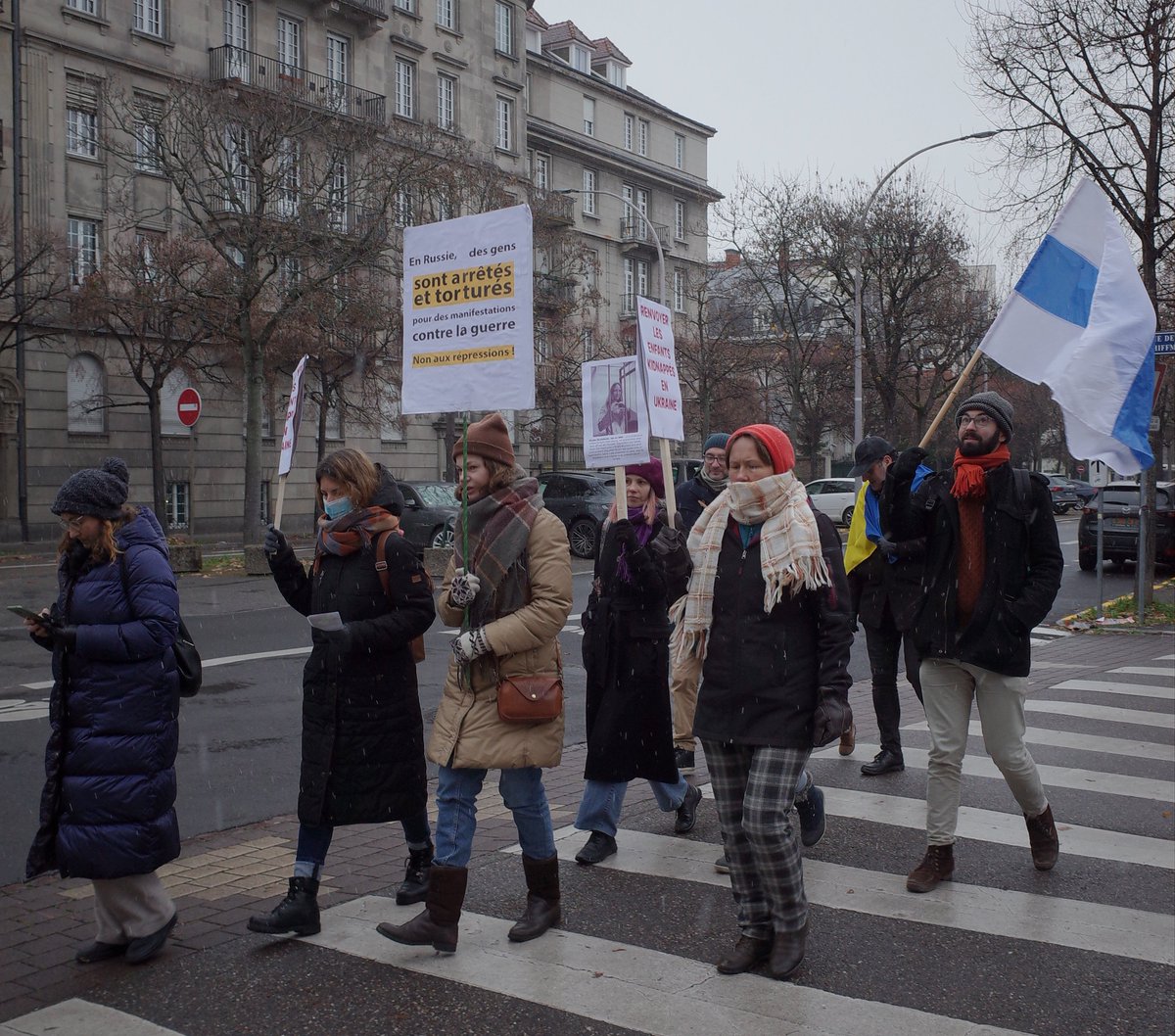 NonGuerre's tweet photo. Le 10 décembre, Journée internationale des droits de l'homme, une marche de solidarité a eu lieu à Strasbourg en soutien aux prisonniers politiques. La manifestation a été organisée par l'association strasbourgeoise CommePasse avec le soutien de Memorial. https://t.co/6CRtxrsrzA