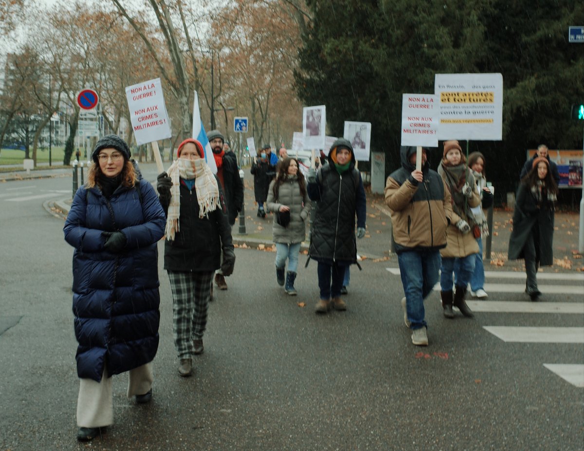 NonGuerre's tweet photo. Le 10 décembre, Journée internationale des droits de l'homme, une marche de solidarité a eu lieu à Strasbourg en soutien aux prisonniers politiques. La manifestation a été organisée par l'association strasbourgeoise CommePasse avec le soutien de Memorial. https://t.co/6CRtxrsrzA