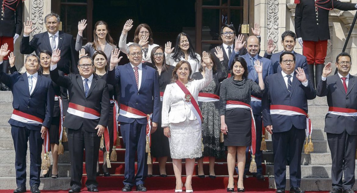 MazaComm's tweet photo. En la última elección el pueblo eligió a un gobierno de izquierda. El gabinete Boluarte es de centro-derecha. El pueblo NO votó por un gobierno de derecha. Por tanto el pueblo peruano está ejerciendo su derecho a la INSURGENCIA (Artículo 46) y además reclamando NUEVAS ELECCIONES! https://t.co/yCJnVSv4PE