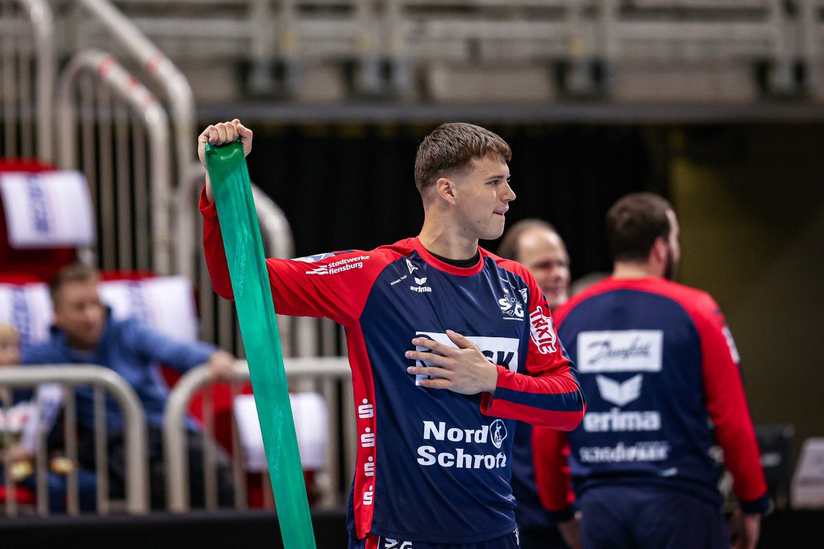 SGFleHa's tweet photo. Stretching 🤸🏼♂️
Aaron #Mensing
________
#BHCSGF
#SGPower 💙❤️
#OhneGrenzen https://t.co/Kt0V1ouJjy