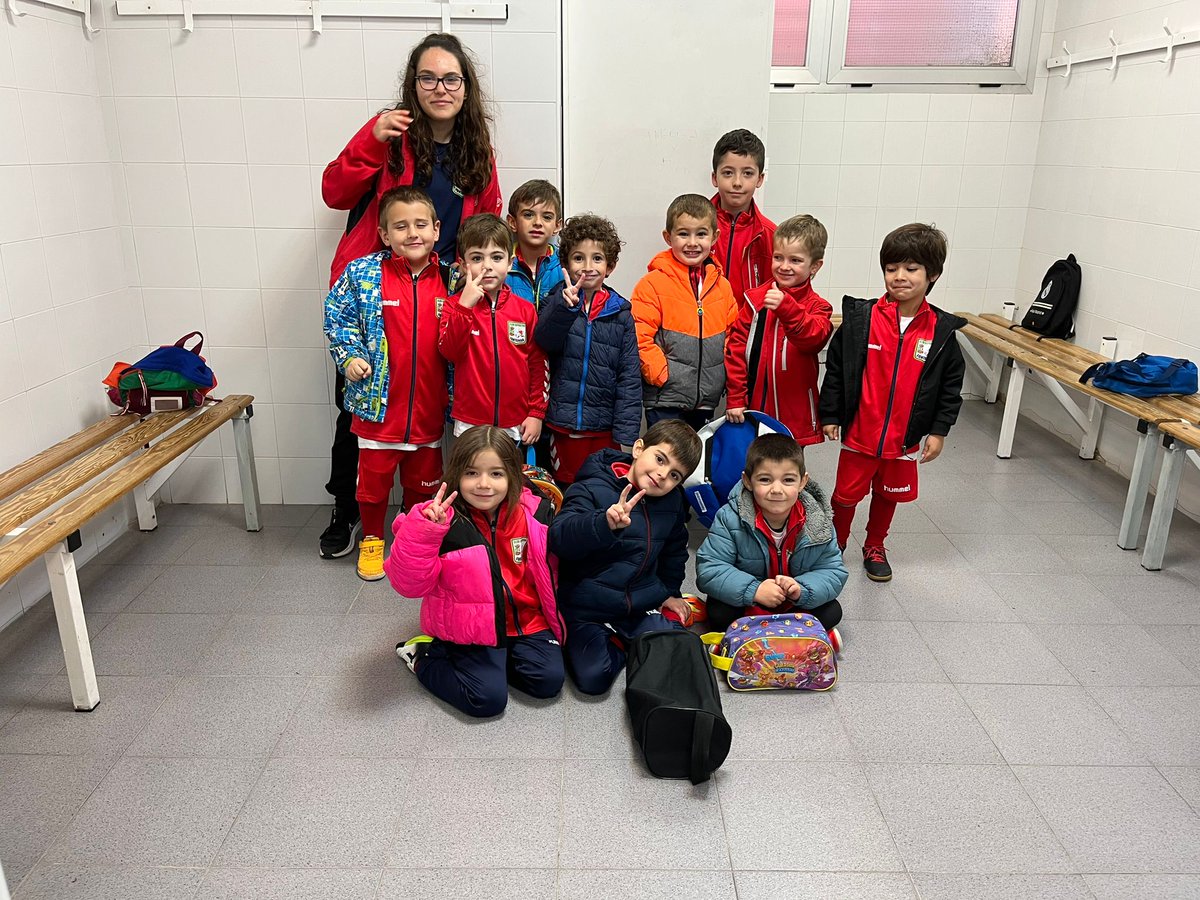 Los peques del club han jugado un amistoso contra nuestros vecinos de Yunquera. Unas veces se gana y otras se aprende. En este caso toca felicitar a los yunqueranos y a los nuestros animarles a seguir mejorando. Es el primer año de entrenamiento y el segundo partido.
Ánimo chic@s