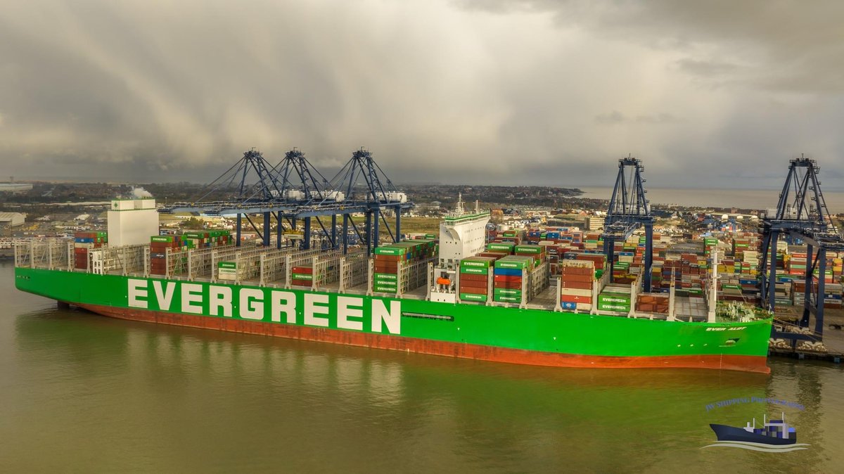UK_Shipspotter's tweet photo. “Ever Alot” one of the World’s largest containerships at the Port of Felixstowe 11th December 2022
Taken by and shared with permission of Jeff Welch, JW Shipping Photography
#hpsuk #felixstowe #harwich #havenports #harwichhavenauthority #ships #shipspotting #evergreen #everalot https://t.co/GUAurAK8f8