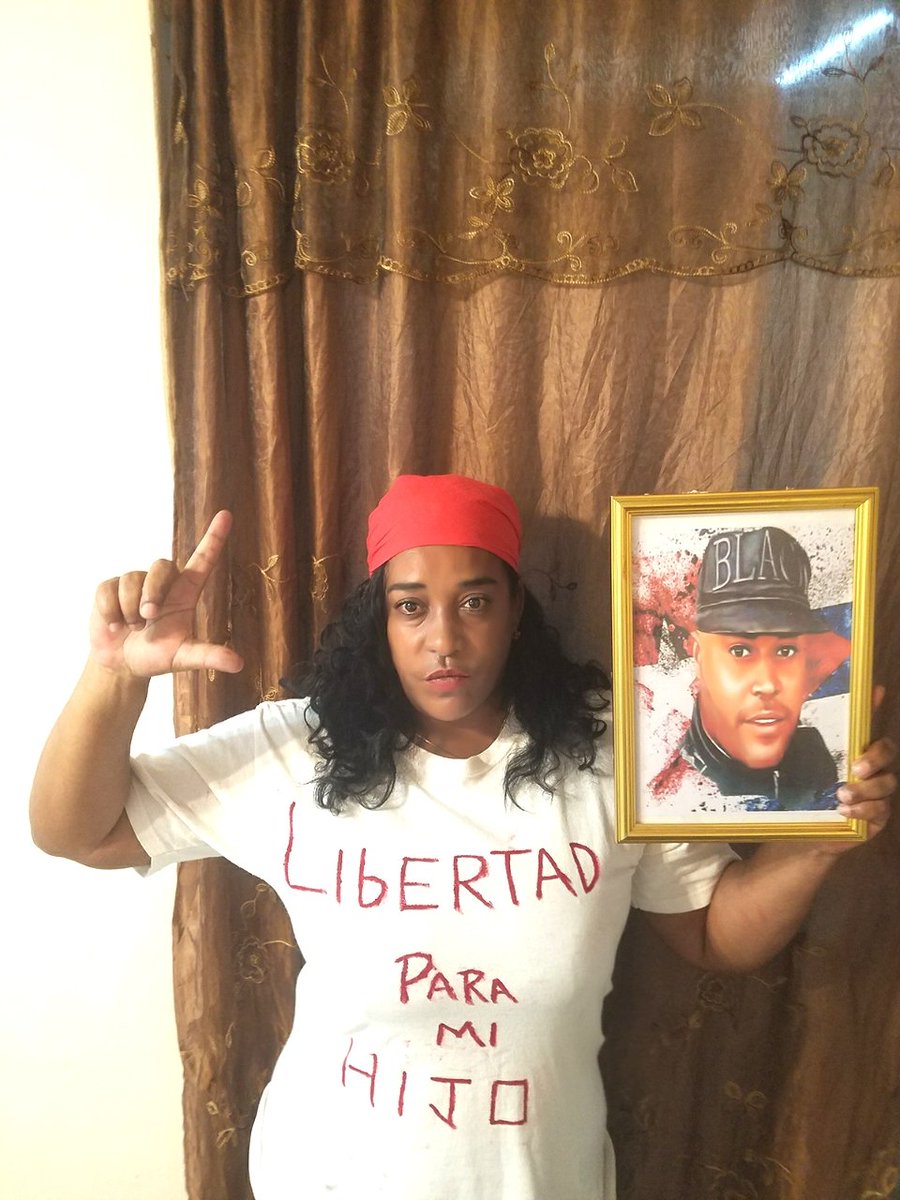 LIBERTAD Y JUSTICIA PARA MI HIJO RESPETO A LOS DERECHOS HUMANOS QUE NO EXISTEN EN CUBA LIBERTAD PARA TODOS LOS PRESOS POLÍTICOS PATRIA Y VIDA