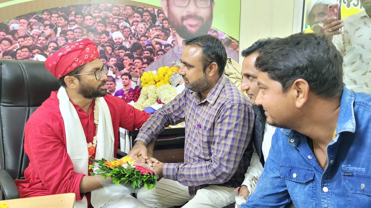 jigneshmevani80's tweet photo. मेरे जन्मदिन को यादगार बनाने के लिए गुजरातभर से मुझे मिलने आए तमाम लोगों का मैं दिल से शुक्रियादा करता हूं। लोगों का यही प्यार और विश्वास मुझे लड़ने की ताकत देता है। https://t.co/QzXB7l1ihv