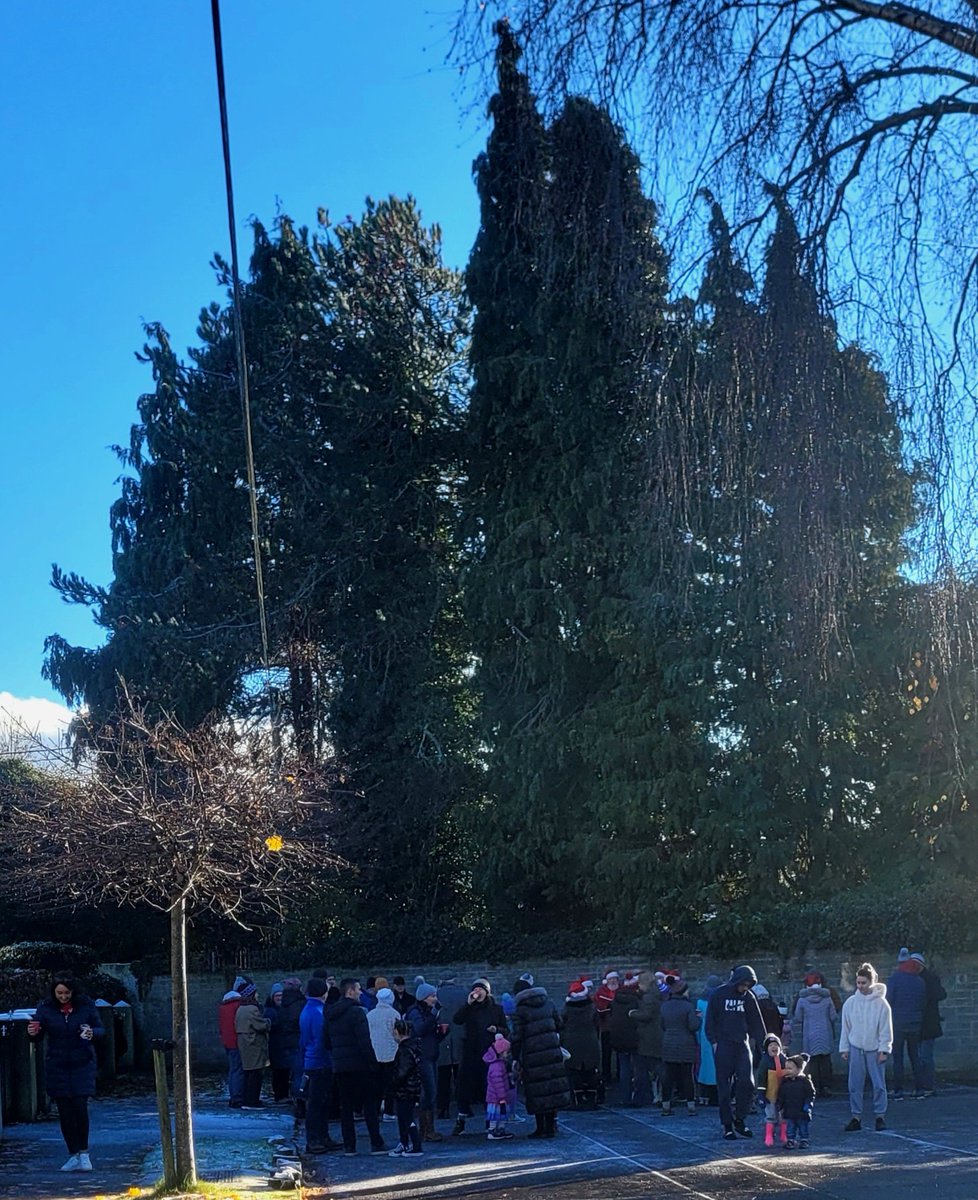 BillyLinehan's tweet photo. Neighbours turn out for outdoor Christmas coffee morning,
with mulled wine!
And the #Mellowchords
πΆπ
π§βππ
π§βππ
πΆ
Well done Woodpark RA! https://t.co/9DUWju6j0x