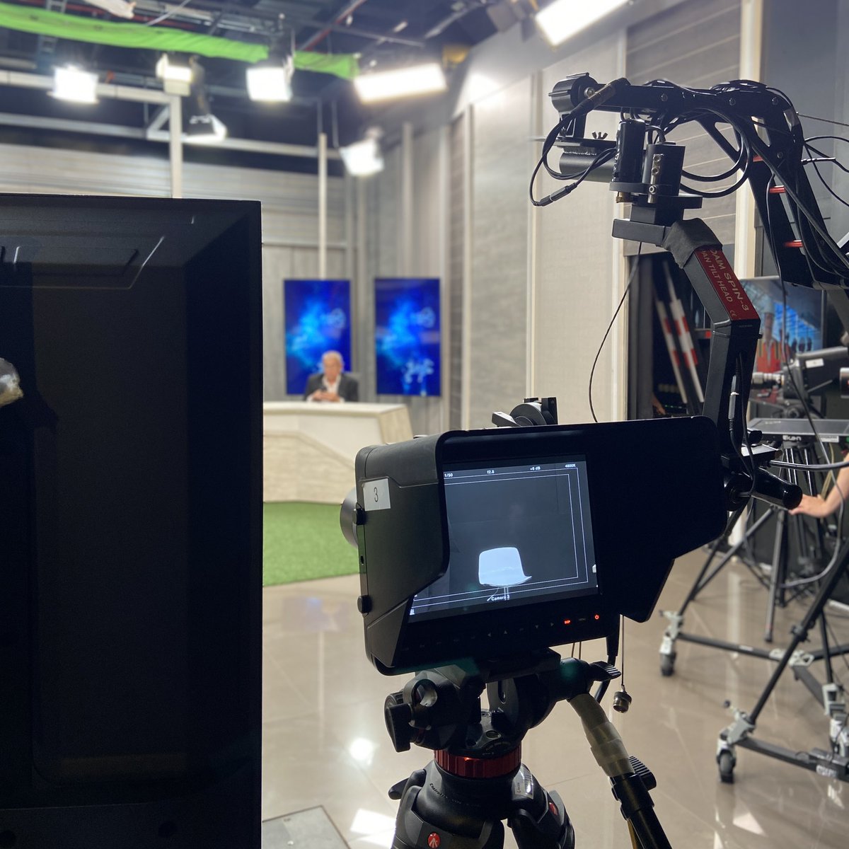 leyendasonline's tweet photo. Prendete con nosotros al ultimo programa del 2022. 

Al mediodía arranca #LeyendasPorGEN y conducen:
🏆 @NelsonZelaya03 
@Jara_JuanRamon 
@Henriqu91149081 
#EpifanioGonzalez

—
@SomosVersusPY https://t.co/HmCDC1LBiy