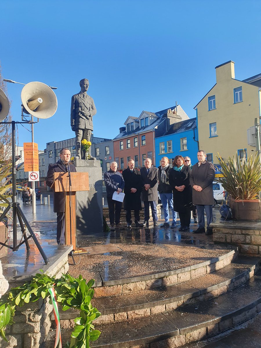Fianna Fáil members, public representatives and Galway city community commemorated the execution of Liam Mellows  today in Eyre Square. Thank you @CllrJConnolly for his work in organising this important event. <a href="/eamonocuiv/">Éamon Ó Cuív</a> <a href="/AnneRabbitte/">Anne Rabbitte</a> <a href="/fiannafailparty/">Fianna Fáil</a>