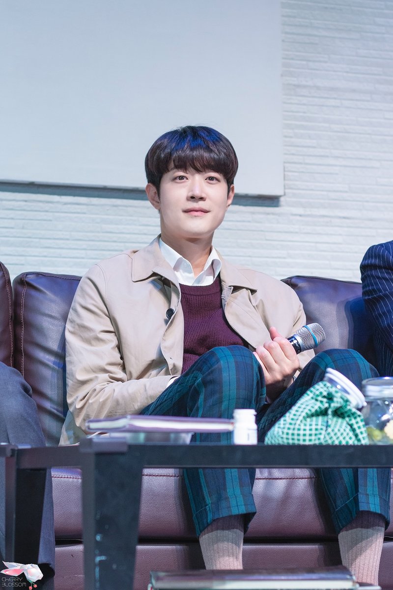 cherish__1011's tweet photo. 221210 연극 #아트 밤공 무대인사
이반｜ #박영수 

빤히 보는 토끼이반을 탐라에 들여보세요.. 🐰 https://t.co/BfaLiNOKl7