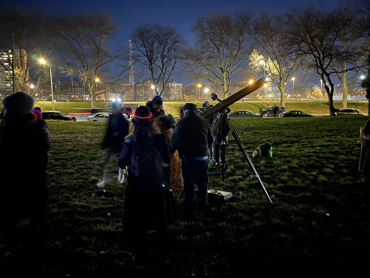 scifri's tweet photo. Thanks to everyone who came out for our event in the Bronx w/ @AAAdotORG last night! 🔭🌌 We loved stargazing with you. 

Sign up to hear about our upcoming in-person and online events! https://t.co/9fhEtNRWzX https://t.co/Pl7pas4j3m