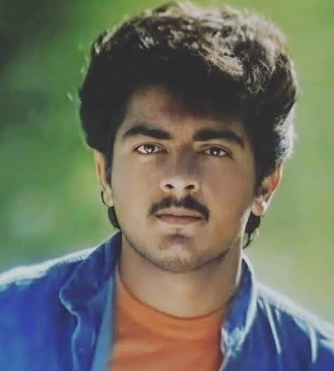TOlMovies's tweet photo. Who's Looking Most Handsome ?

         🔄#AJITH                  ❤️#VIJAY https://t.co/LxnmrtHt49