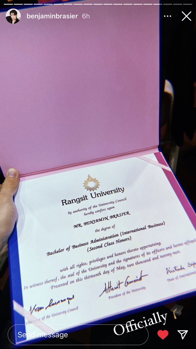 Benny_carrot's tweet photo. Ben- Bachelor of Business Administration (second class honors)
Earth- Master of Science 

These boys worked really really hard and it’s heart warming to see them graduating together 🥺🥺#CongratulationsToBBen #คุณดิน #BBen #KhunDin https://t.co/89yl3ub5QS
