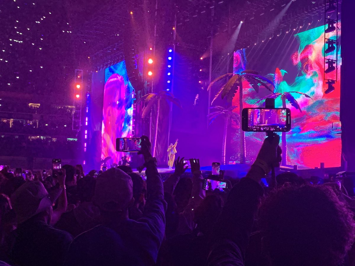jorgeramosnews's tweet photo. Anoche con 🐰 Bad Bunny (volando) en el estadio Azteca ante más de 87 mil personas. Impresionante. Nunca había visto algo así. Hay que verlo para entender por qué es un fenómeno. 😎 https://t.co/P7xJT8triO