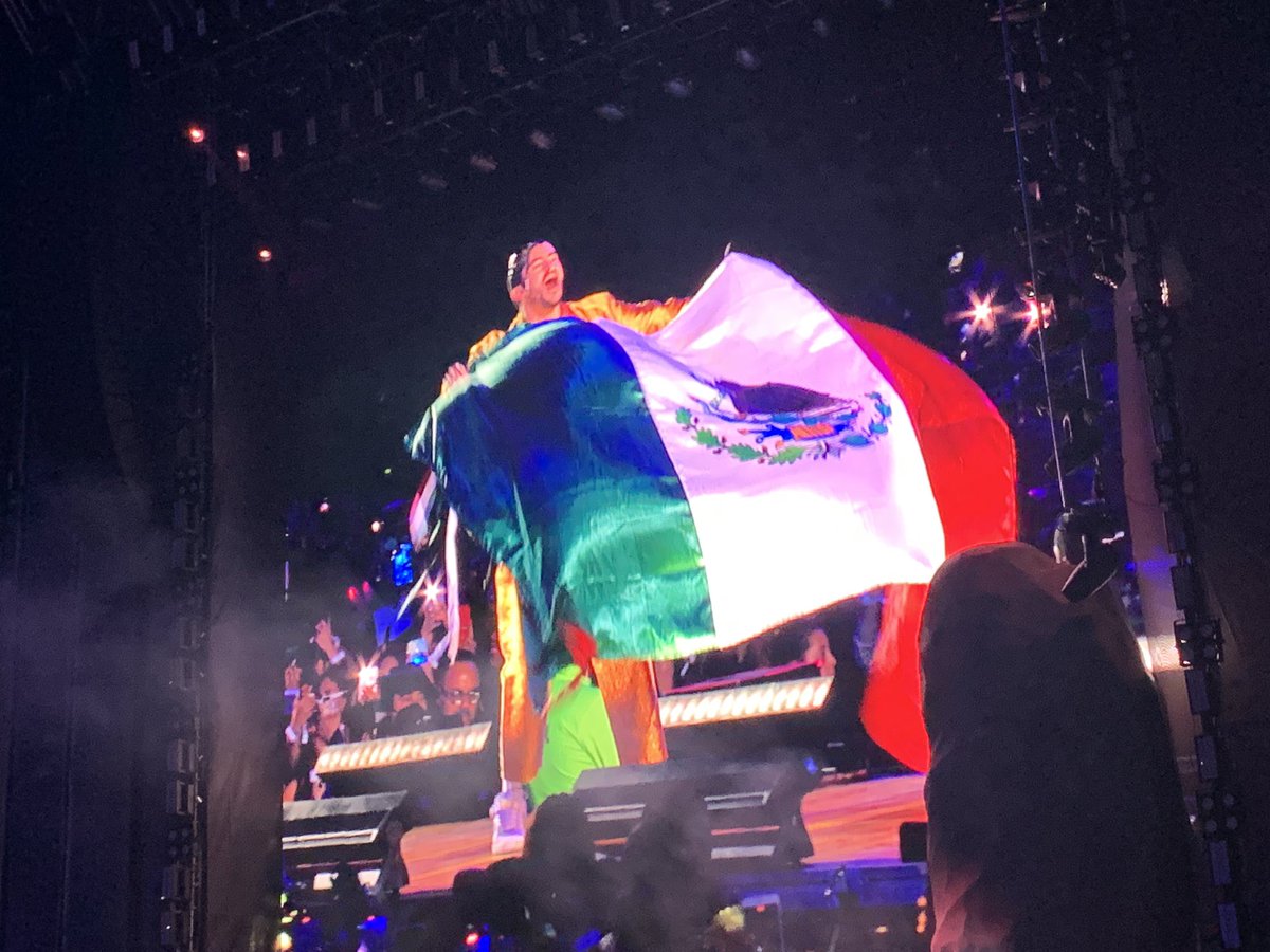 jorgeramosnews's tweet photo. Anoche con 🐰 Bad Bunny (volando) en el estadio Azteca ante más de 87 mil personas. Impresionante. Nunca había visto algo así. Hay que verlo para entender por qué es un fenómeno. 😎 https://t.co/P7xJT8triO