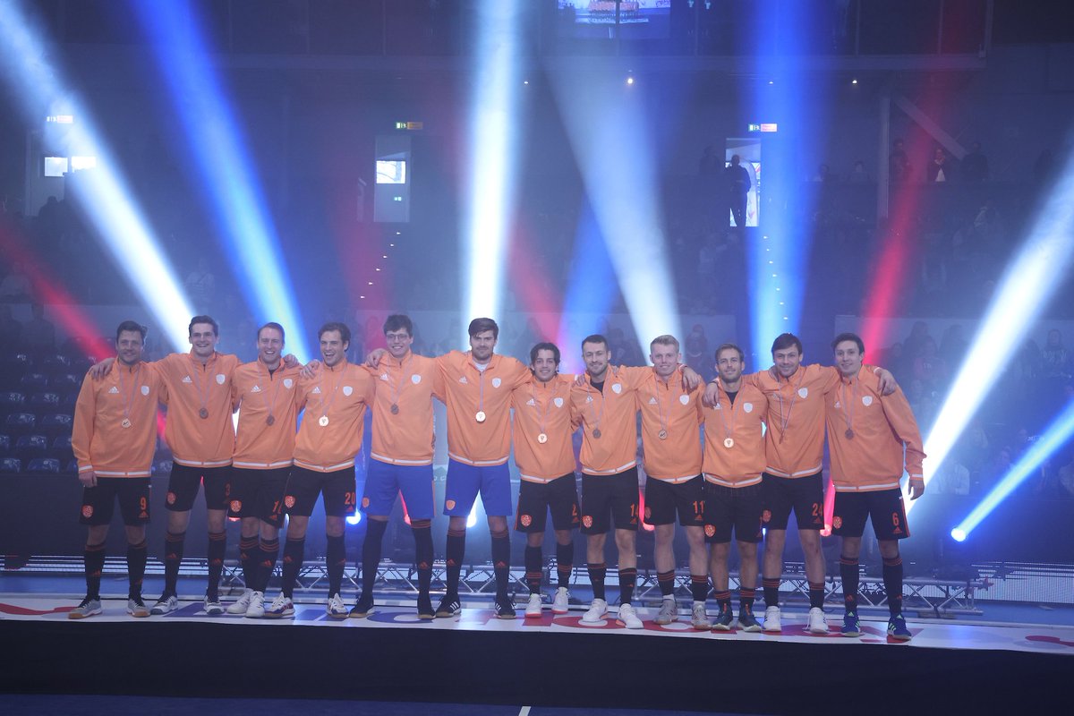 KNHB_NL's tweet photo. En ook de Nederlandse Zaalhockey Heren gaan met een mooie EK-medaille naar huis. In de strijd om het brons wonnen zij vandaag in Hamburg met 10-3 van Zwitserland. Proficiat heren! 🥉👏

📸 Willem Vernes https://t.co/7ISWf6owlp