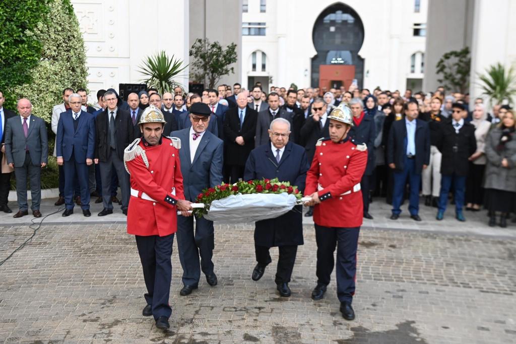 Mafhoum23's tweet image. الكابران تلفو أمام انتصارات المنتخب المغربي ، خرج صباح هذا اليوم لعمامرة ونواب شنقريحة في البرلمان لإحياء ذكرى تظاهرة وقعت في 1960 ،هل هناك نظام بعقله يحيي ذكرى تظاهرة وقعت منذ 62 سنة ؟ لعمامرة يحمل الورود وينفذ نداء تبون العزاء في الشيراتون .اللي شاف شي يقول الله يستر