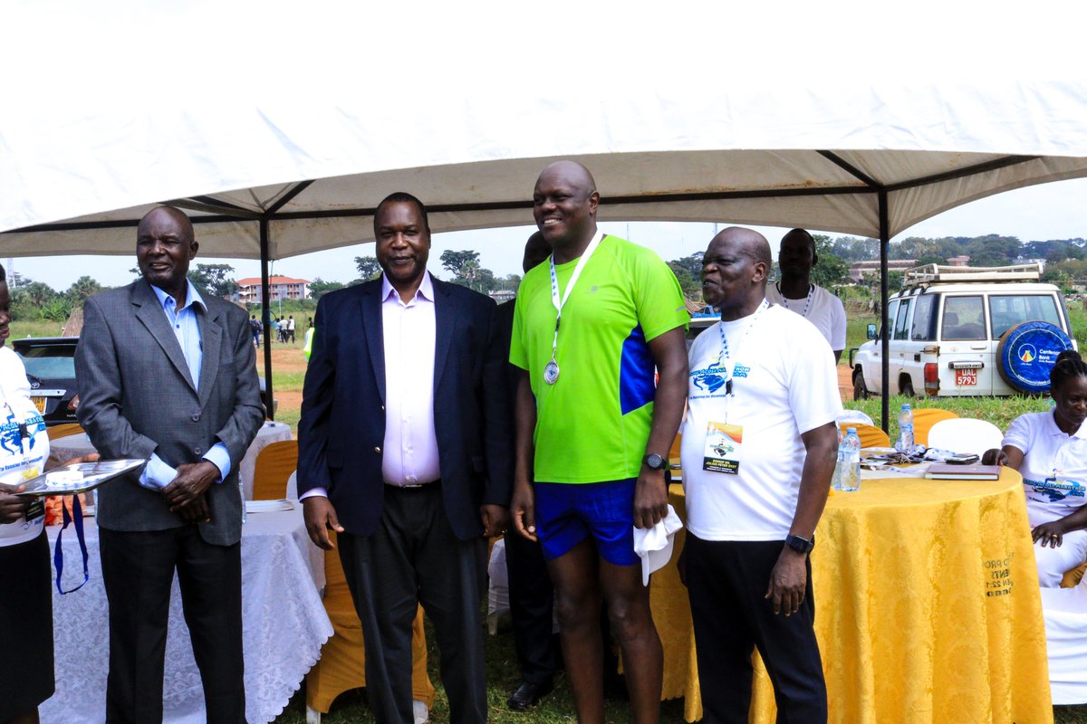 dongacoli's tweet photo. The marathon was graced by the Acoli paramount chief, Rwot David Onen Acana II who was on hand to award the runners with their finishers medals. 
#Running #Fitness #PowerOfCommunity #Gulu #DongAcoliMarathon2022 #DevelopAcoli https://t.co/OkeTd45Wu9