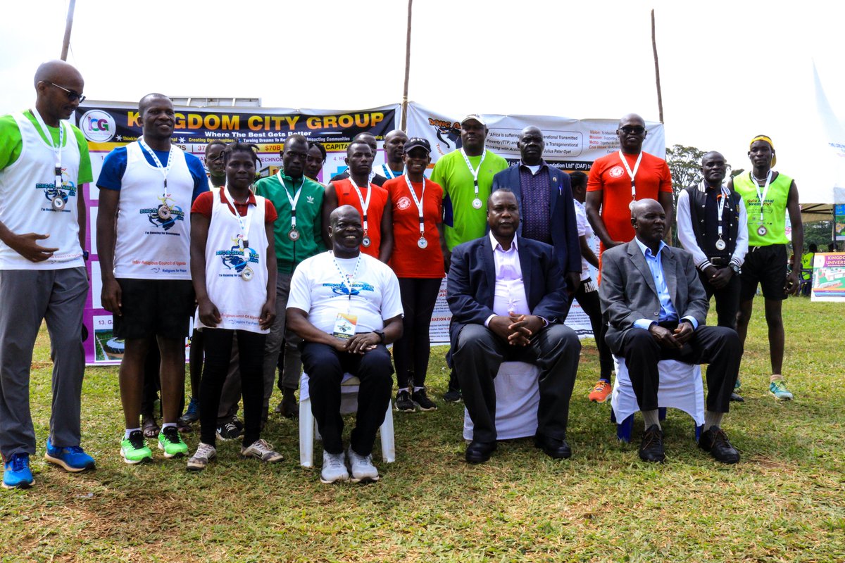 dongacoli's tweet photo. The marathon was graced by the Acoli paramount chief, Rwot David Onen Acana II who was on hand to award the runners with their finishers medals. 
#Running #Fitness #PowerOfCommunity #Gulu #DongAcoliMarathon2022 #DevelopAcoli https://t.co/OkeTd45Wu9