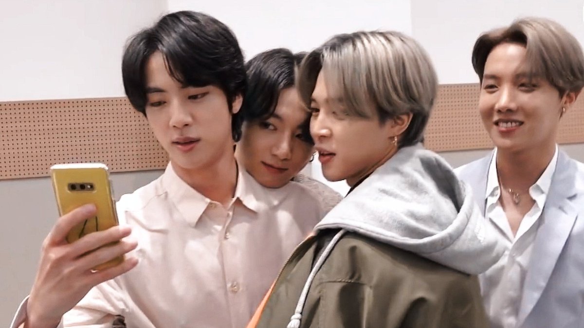mubai__jk's tweet photo. ป่วนพี่ใหญ่เก่งมากแต่ละคน 555555555555555555555555555555
https://t.co/g7pLoGEW07