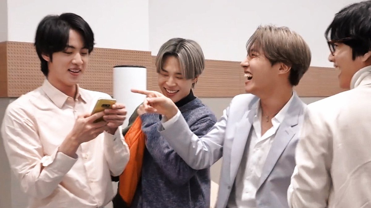 mubai__jk's tweet photo. ป่วนพี่ใหญ่เก่งมากแต่ละคน 555555555555555555555555555555
https://t.co/g7pLoGEW07