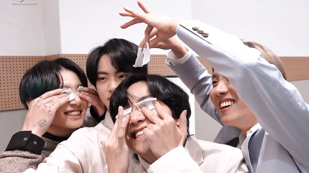 mubai__jk's tweet photo. ป่วนพี่ใหญ่เก่งมากแต่ละคน 555555555555555555555555555555
https://t.co/g7pLoGEW07