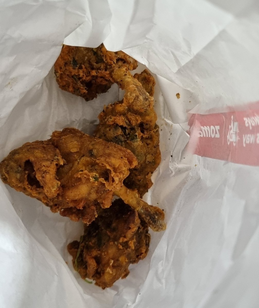 SuneetSancheti's tweet photo. #Swiggy 
#swiggyindia #swiggy 
It's a shame swiggy.
Your Menu marks an food item as VEG and upon delivery it turns out to be a MEAT dish.
And you still deny to accept the mistake by being adamant that I made an error https://t.co/3NAP4XmCVV