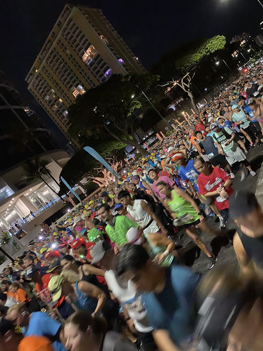 20,000 runners, 50th anniversary and I’m support staff for Hubby running 10k #HonoluluMarathon
