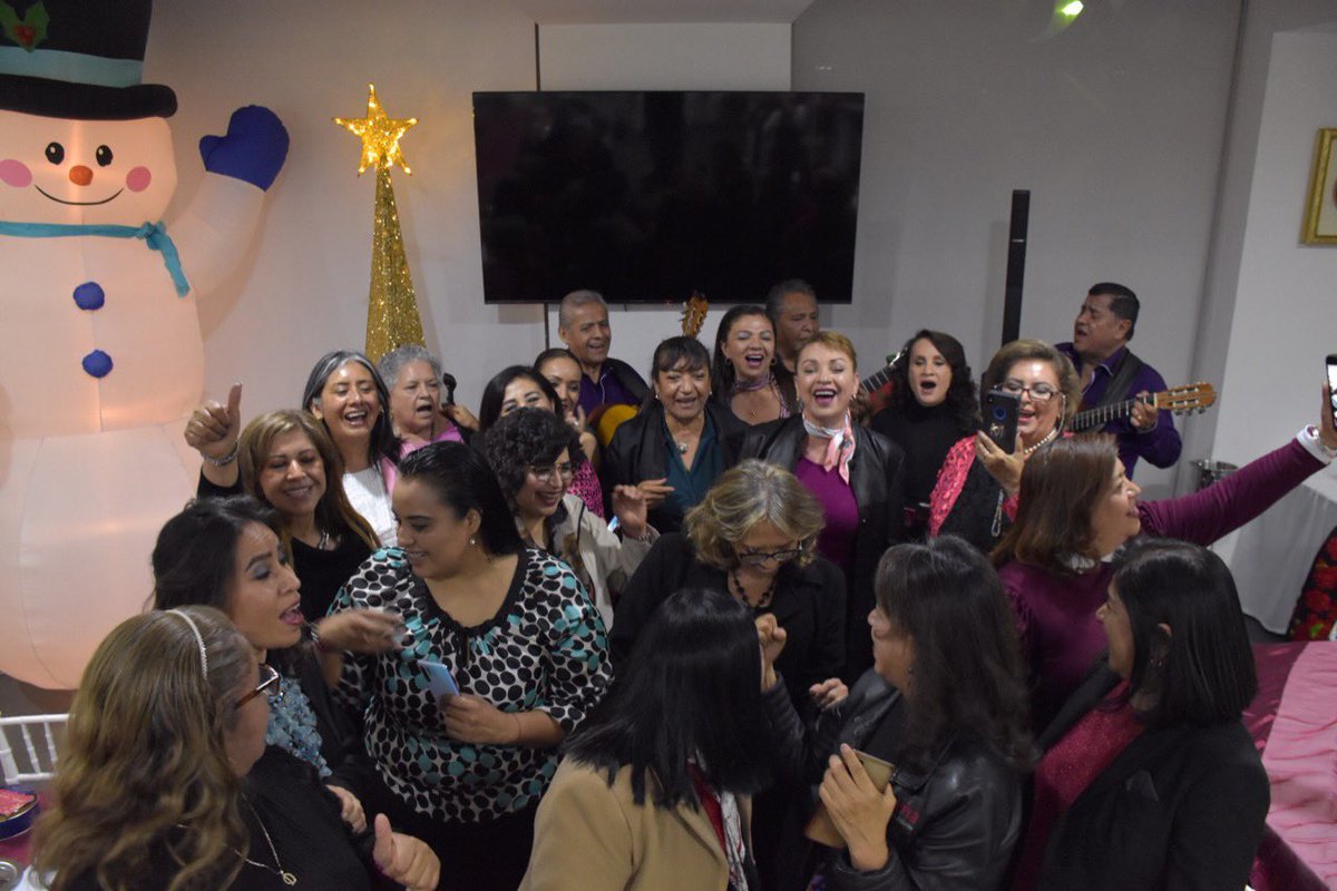 LuciaFlores_O's tweet photo. Un gusto encontrarme con mis queridas compañeras y amigas de la LXIV Legislatura, la histórica legislatura de la Cuarta Transformación. 
¡Vamos juntas por muchas más batallas!  #MORENA https://t.co/c7Keq9kRla