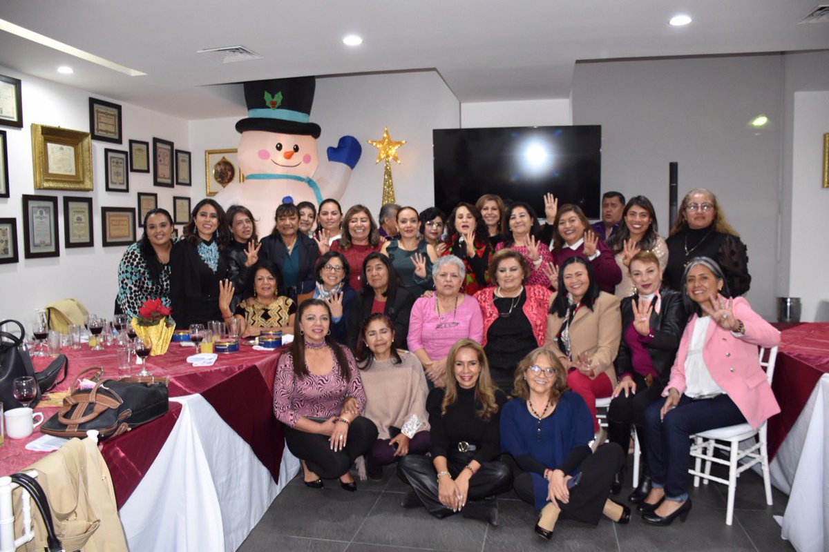 LuciaFlores_O's tweet photo. Un gusto encontrarme con mis queridas compañeras y amigas de la LXIV Legislatura, la histórica legislatura de la Cuarta Transformación. 
¡Vamos juntas por muchas más batallas!  #MORENA https://t.co/c7Keq9kRla