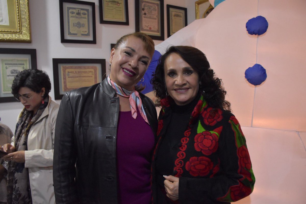 LuciaFlores_O's tweet photo. Un gusto encontrarme con mis queridas compañeras y amigas de la LXIV Legislatura, la histórica legislatura de la Cuarta Transformación. 
¡Vamos juntas por muchas más batallas!  #MORENA https://t.co/c7Keq9kRla