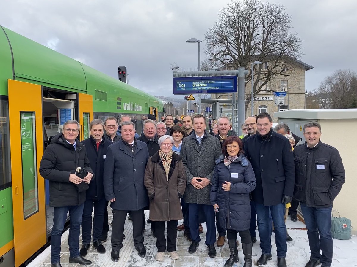 BauenBewegen's tweet photo. StM Christian Bernreiter hat im #BayerischerWald den Start des Stundentakts der #Waldbahn von Zwiesel nach Grafenau gefeiert: "Die Stärkung der Schiene im ländlichen Raum ist mir besonders wichtig." Im neuen Kreuzungsbahnhof Spiegelau können sich Züge nun begegnen ohne zu warten. https://t.co/CEjMOUNWzP