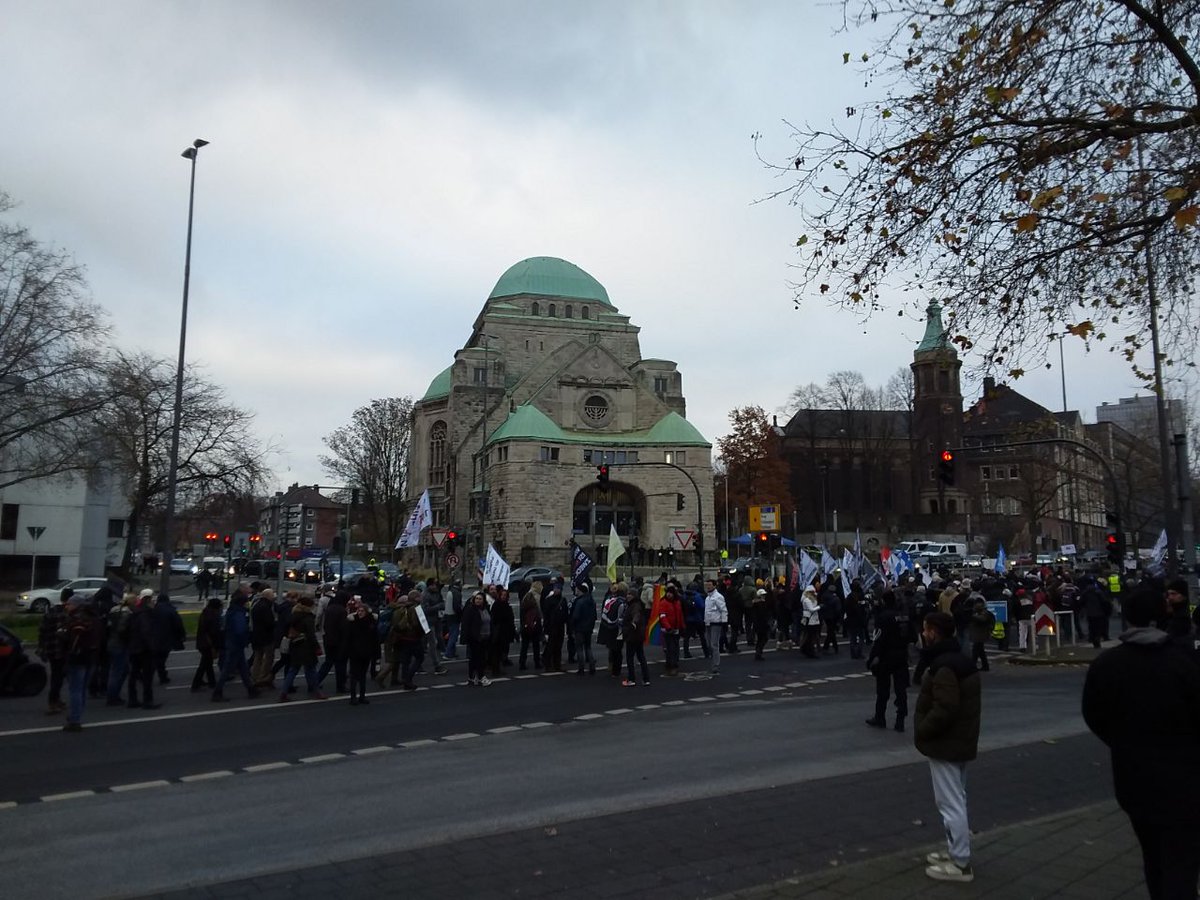 reclaimrosalux1's tweet photo. 1530 #e1112
Schwurbeldemo ist nun losgelaufen https://t.co/mpNwM8iwc5