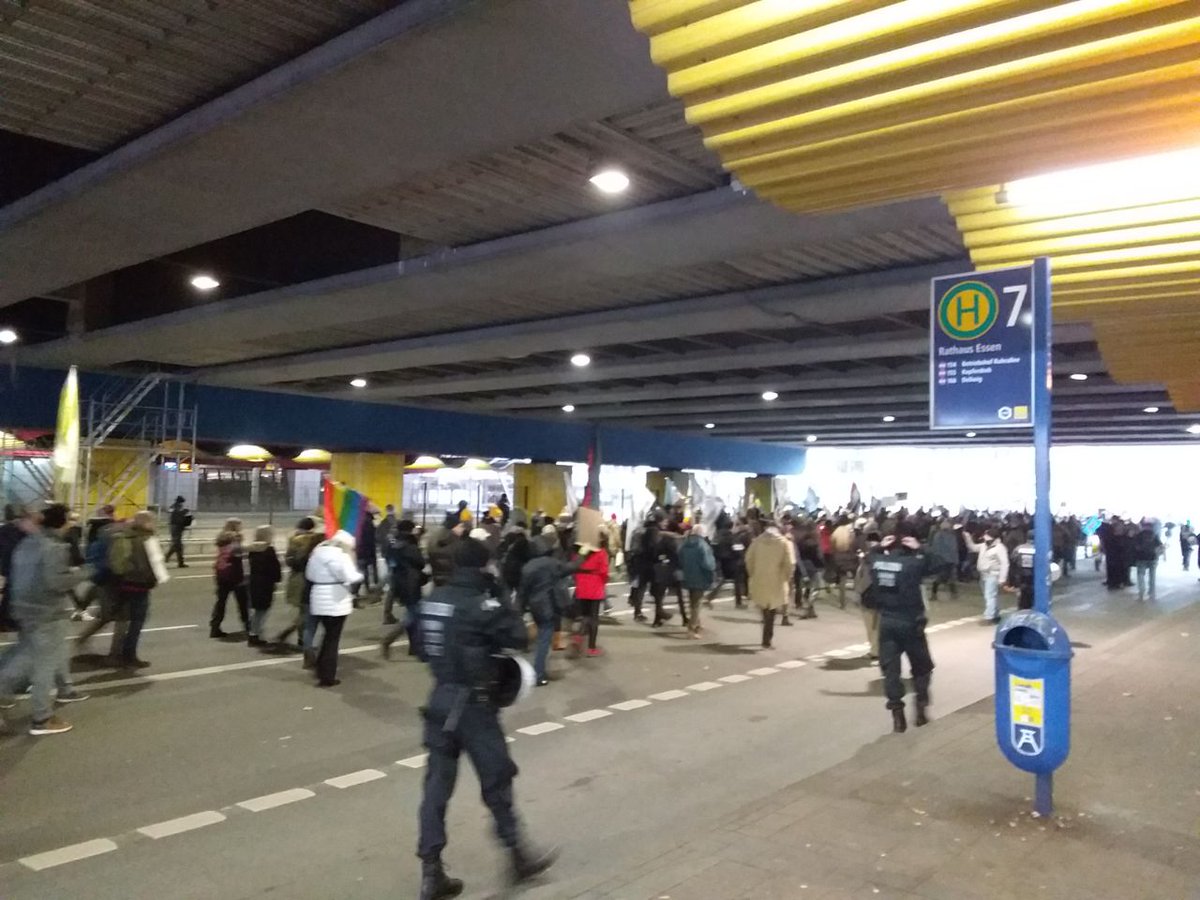 reclaimrosalux1's tweet photo. 1530 #e1112
Schwurbeldemo ist nun losgelaufen https://t.co/mpNwM8iwc5