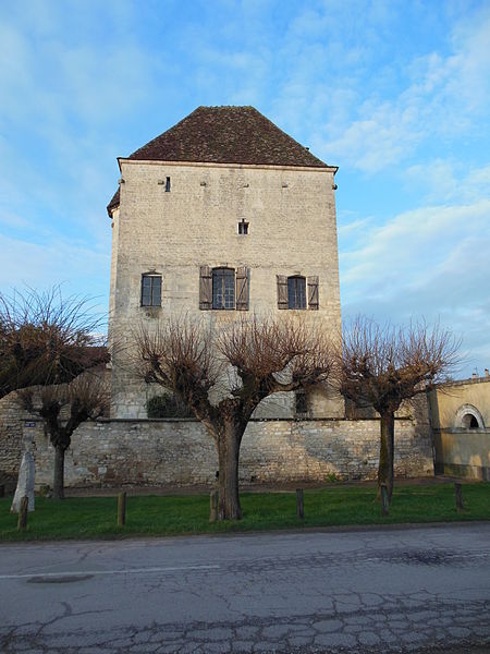 MonumentumFr's tweet photo. Donjon à #Cravant (#Yonne) Construction 1er quart XIVe siècle;XVe siècle. Donjon (cad. H 351) : classement par arrêté du 14 mars 1991.
Suite 👉 https://t.co/FRQYCVCVry
#Patrimoine #MonumentHistorique https://t.co/HBRNoP2tPK